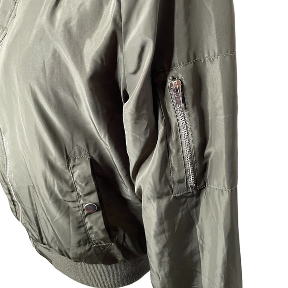 Green Bomber Jacket 🤍 - Picture 3 of 7